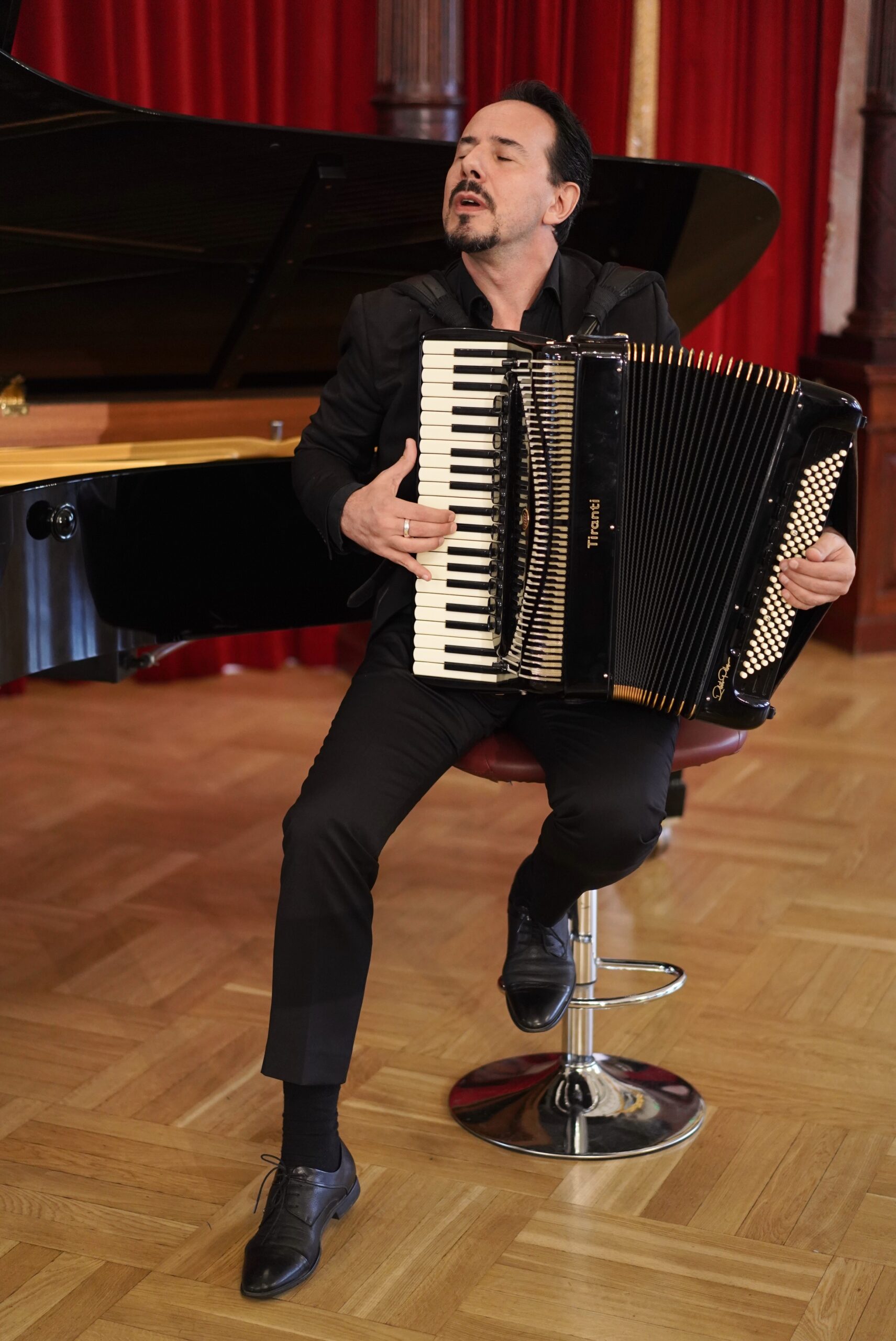 Studio Photos Roberto Palermo studio portrait with accordion