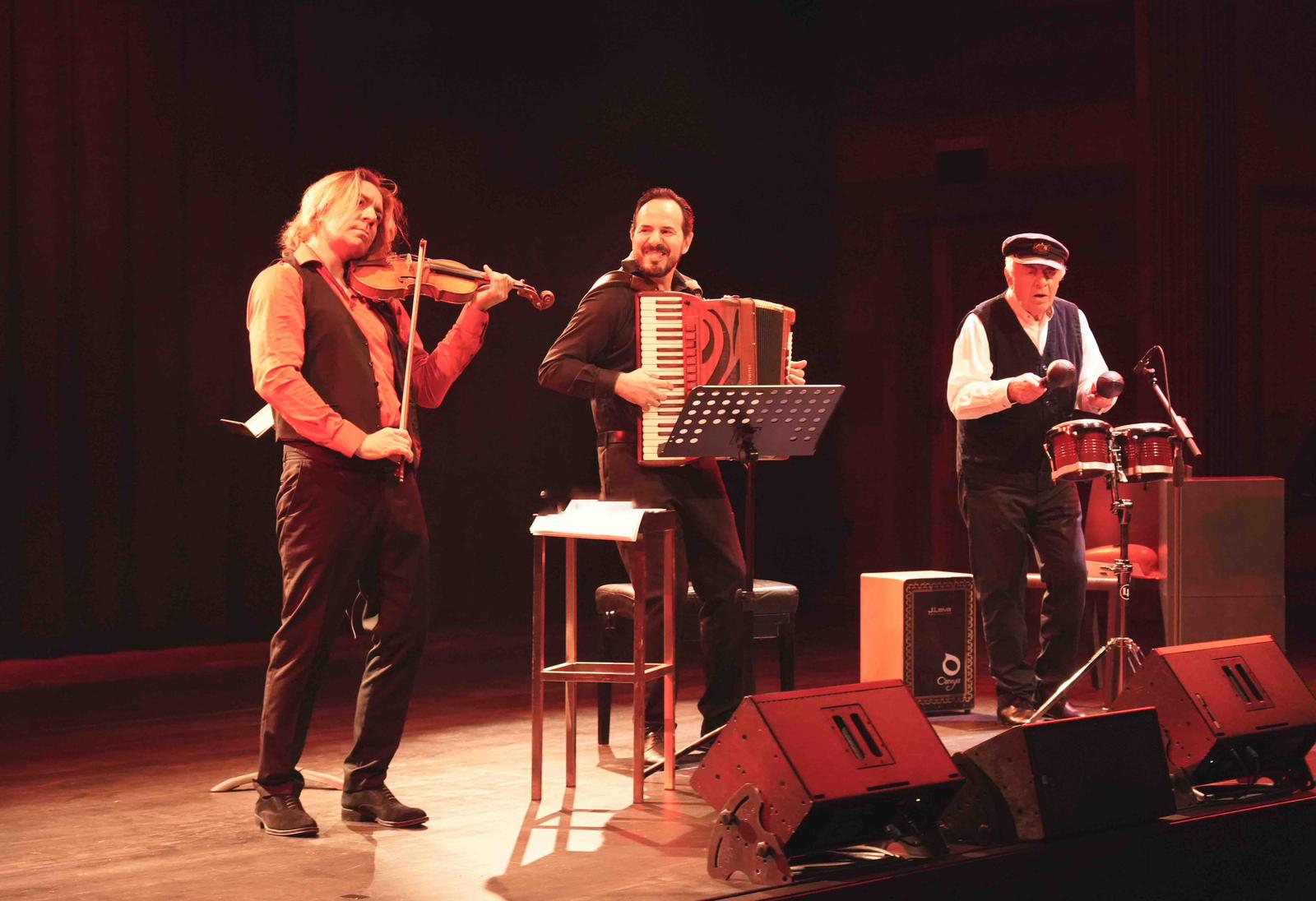 Roberto Palermo live performance with violin and percussion