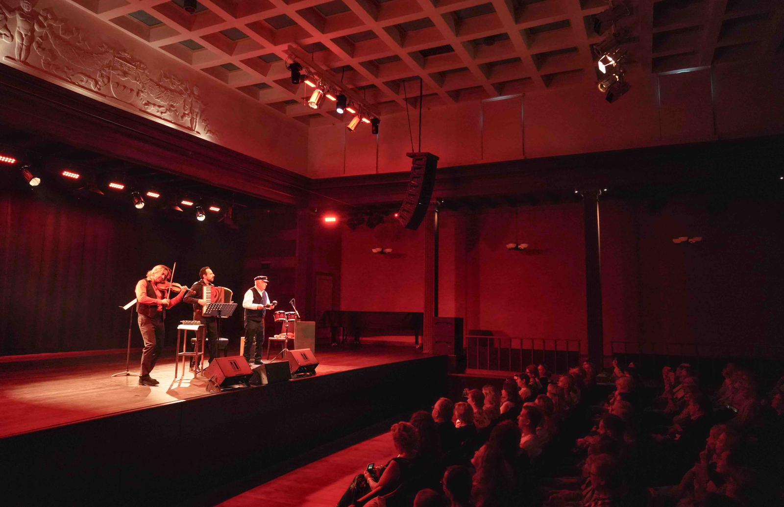 Roberto Palermo live performance with violin and percussion