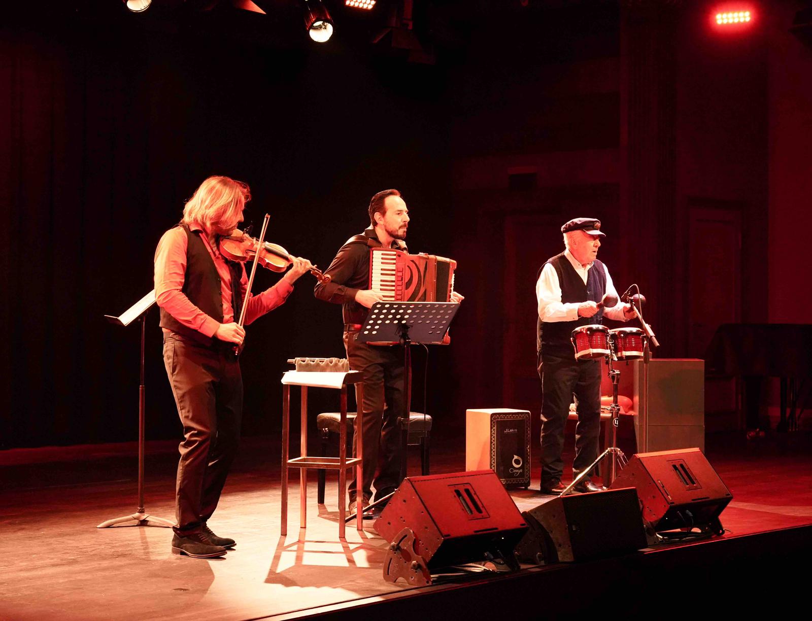 Roberto Palermo live performance with violin and percussion