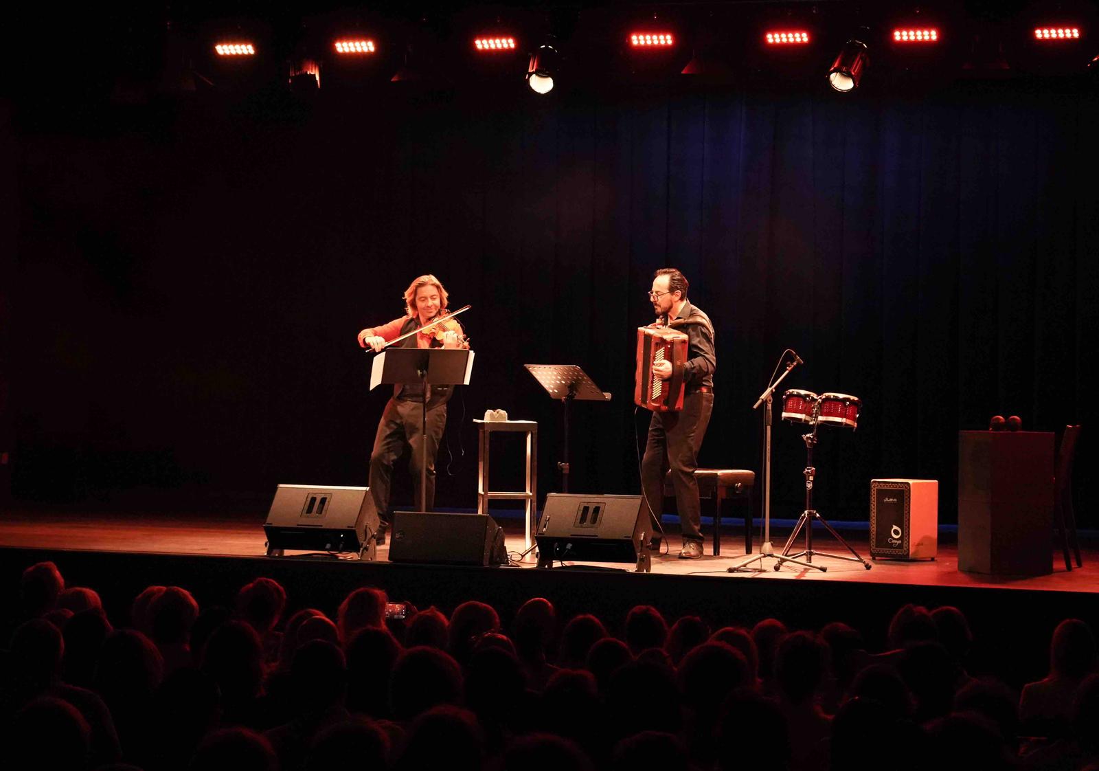 Roberto Palermo live performance with violin and percussion