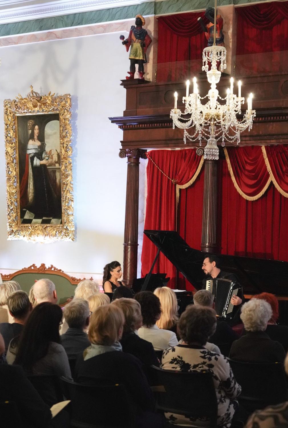 Roberto Palermo live performance with piano