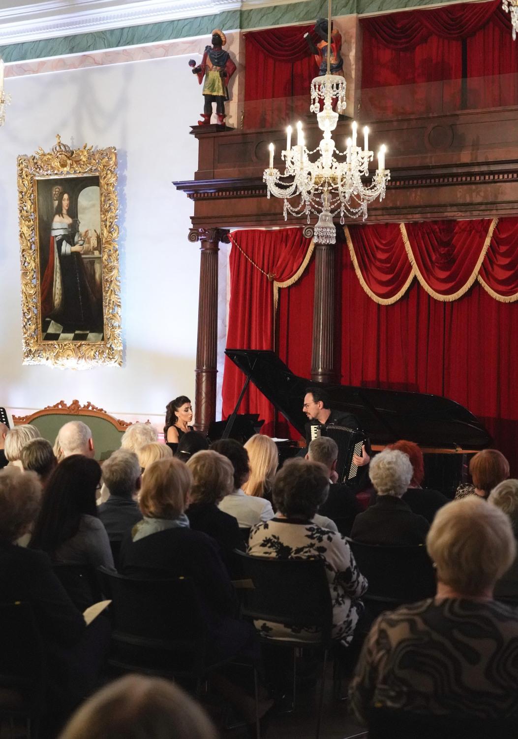 Roberto Palermo live performance with piano