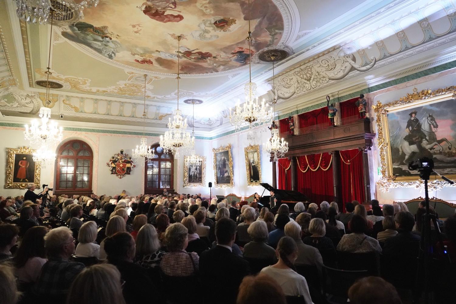Roberto Palermo live performance with piano