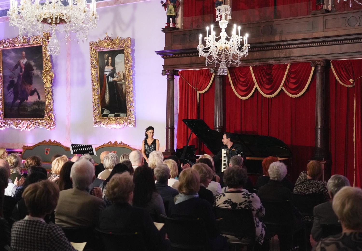 Roberto Palermo live performance with piano