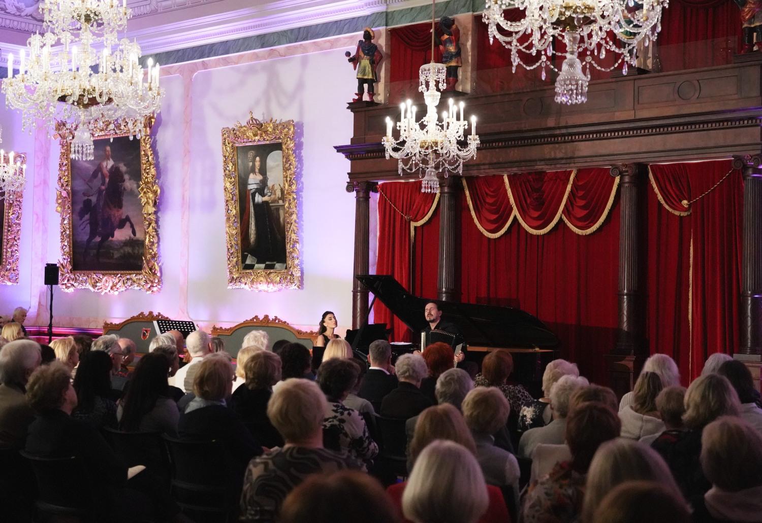 Roberto Palermo live performance with piano