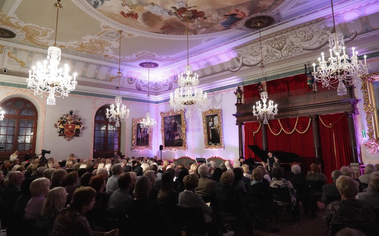 Roberto Palermo live performance with piano