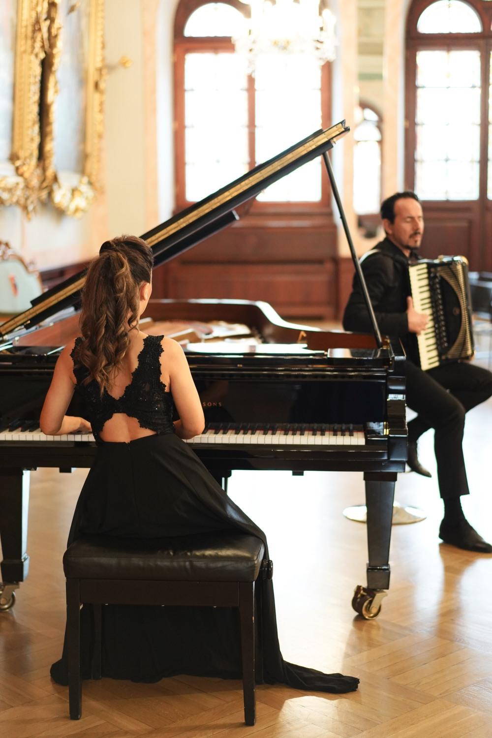 Roberto Palermo live performance with piano