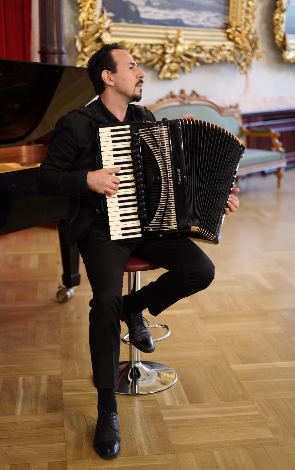 Roberto Palermo live performance with piano