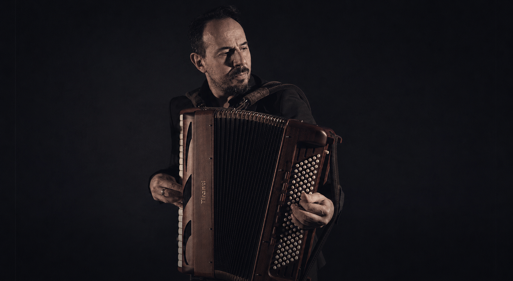 Roberto Palermo - Accordionist Roberto Palermo performing with Tiranti accordion